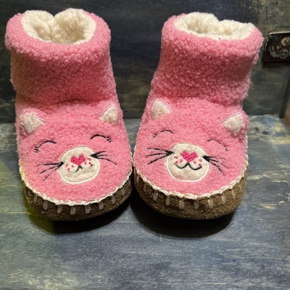 NWOT Hanna Andersson KITTY CAT
FAUX FUR CRITTER SLIPPERS 7-8 - Picture 1 of 3